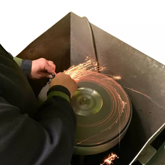 service professionnel d'affûtage de peigne pour tondeuse de cheval, garantissant une coupe précise et efficace pour le toilettage de votre équidé.