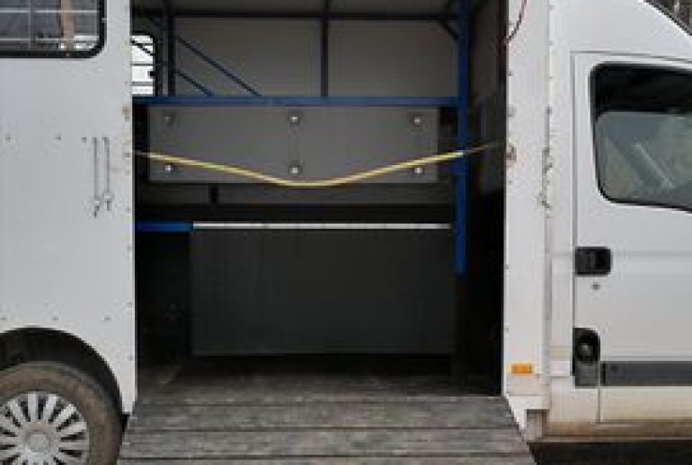 guide complet pour choisir un camion vl occasion adapté au transport de chevaux, avec conseils pratiques et critères essentiels.
